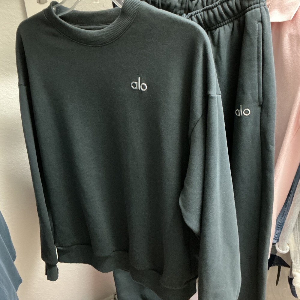 ALO Yoga Accolade Crew Neck Sweatshirt in Anthracite